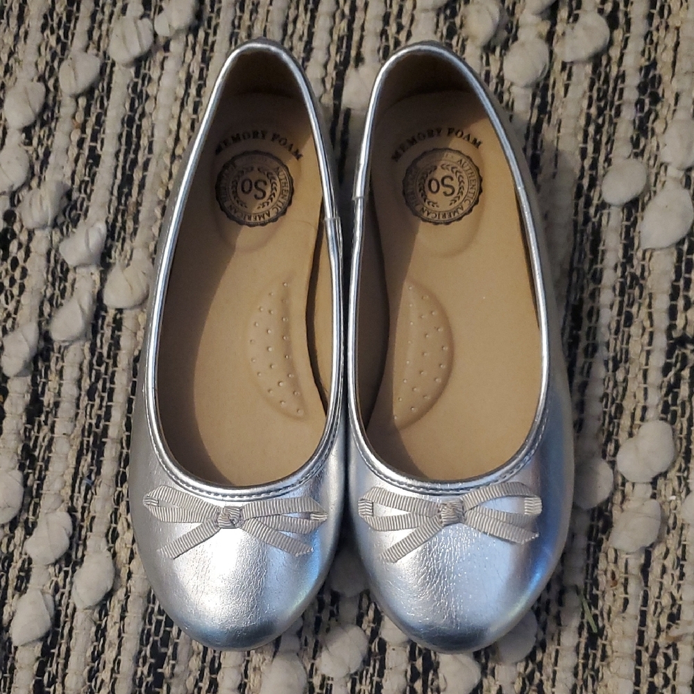 SO Silver Dress Shoes with Metallic Finish and Decorative Bow
